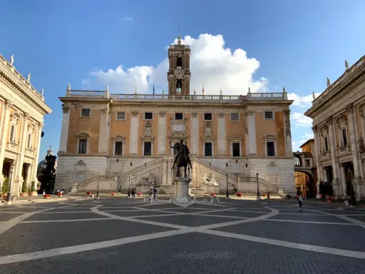 Piazza del Campidoglio con la statua equestre e il Palazzo Senatorio. Le oche del Campidoglio, simbolo di Roma, vegliano sulla piazza.