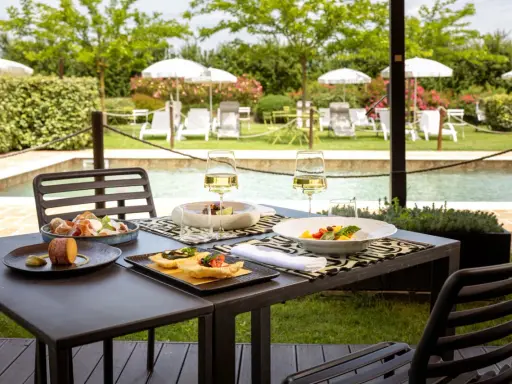 Un pranzo all'aperto con vino e stuzzichini, perfetto per capire cosa si fa a Ferragosto.