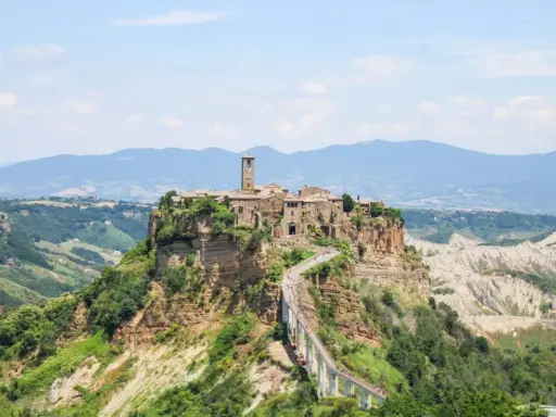 Civita di Bagnoregio, un borgo arroccato su una rupe, perfetto per le gite di 1 giorno da Roma.