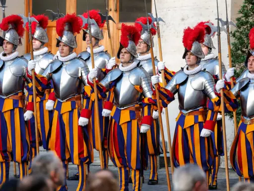 Guardie svizzere in divisa storica, con elmi piumati e alabarde, pronti a difendere la Città del Vaticano.