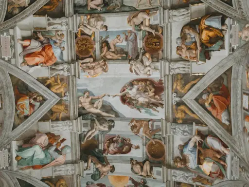 Dettaglio della volta della Cappella Sistina di Michelangelo, con la Creazione di Adamo al centro e profeti e sibille ai lati.