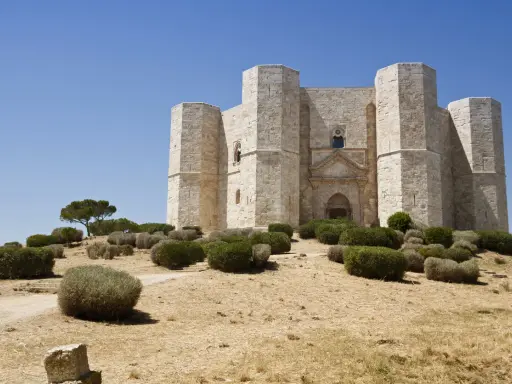 Castel del Monte, un gioiello del patrimonio UNESCO Puglia, domina la collina con la sua architettura ottagonale unica.