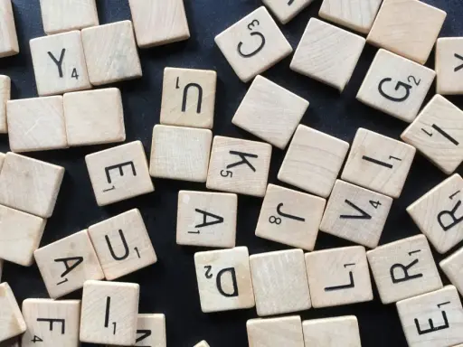 Tessere di un gioco di parole sparse, come una zeugma figura retorica che unisce parole e significati diversi.
