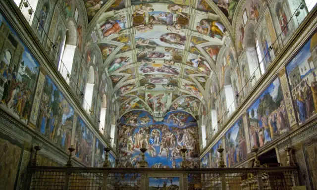 La Cappella Sistina, capolavoro di chi ha dipinto la cappella Sistina, con affreschi mozzafiato sul soffitto e sulle pareti.