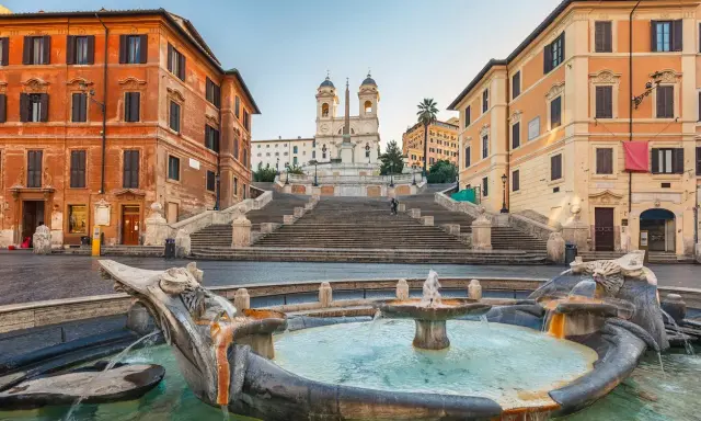 Fontana della Barcaccia e scalinata di Trinità dei Monti, un luogo iconico di Roma. Si chiama Piazza di Spagna per via dell'ambasciata spagnola.