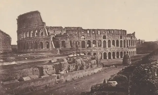 Il Colosseo, maestoso e in rovina, mostra la sua grandezza passata. Un'istantanea del Colosseo prima e dopo il tempo.
