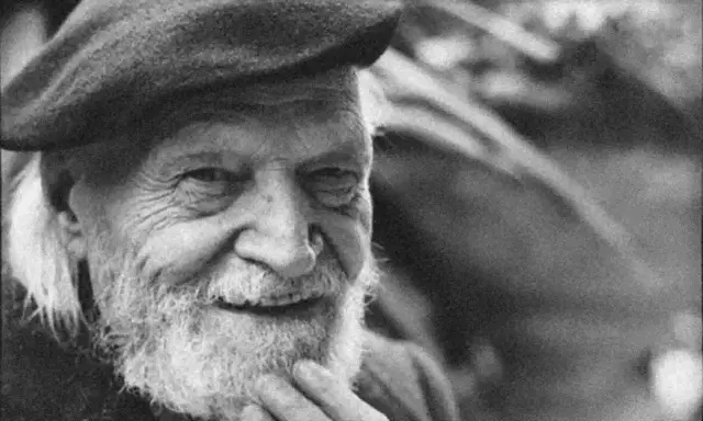 Ritratto di un anziano con barba e berretto, che ricorda l'umanità e la profondità dei "fratelli Ungaretti" in un'analisi poetica.