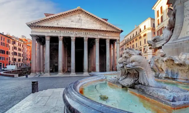 Il Pantheon di Roma, con la scritta "M. AGRIPPA L. F. COS. TERTIUM FECIT", si affaccia su una piazza con una fontana.