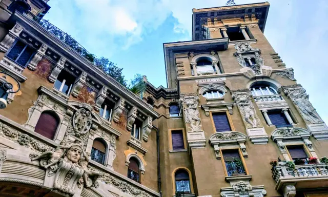Dettagli architettonici unici nel quartiere Coppedè, con sculture e decorazioni elaborate che adornano gli interni e gli esterni degli edifici.