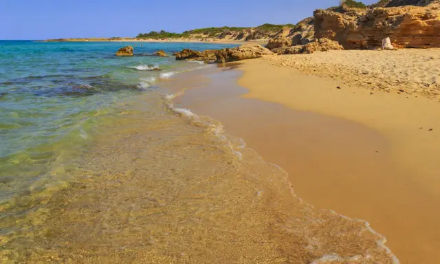 Spiagge libere in Puglia: sabbia dorata, acque cristalline e scogliere naturali. Un angolo di paradiso per godersi il sole e il mare.