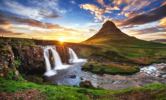 Cascata islandese al tramonto, un dialogo silenzioso tra la natura e l'anima di un islandese.
