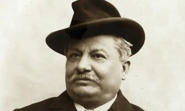 Ritratto di un uomo con cappello, baffi e giacca. Forse l'ultimo sogno di Pascoli.