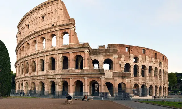 Il Colosseo come era, maestoso anfiteatro romano con le sue arcate imponenti, testimone di epoche passate.
