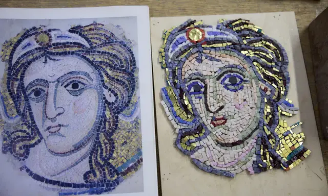 Creazione di un mosaico ispirato ai famosi mosaici romani, con un volto femminile dettagliato e colorato.