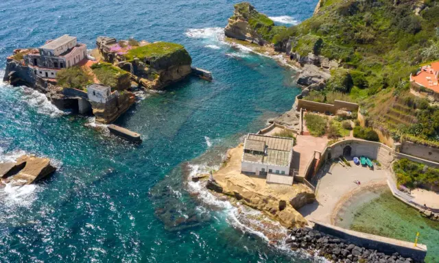 Napoli, mare bello con ville storiche su scogliere rocciose e acque cristalline. Un angolo di paradiso.