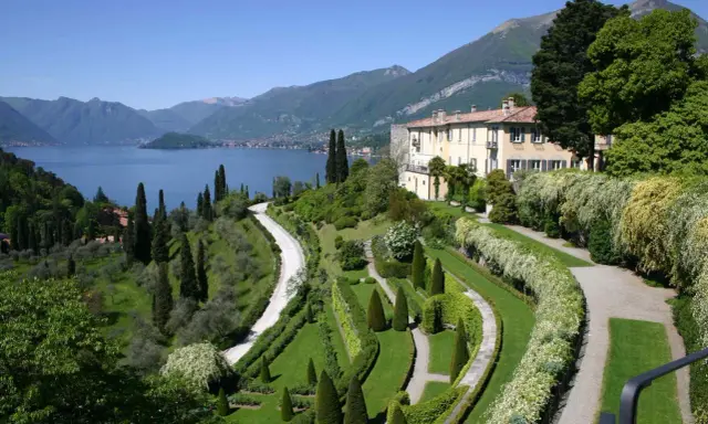 Giardini curati e villa storica affacciata sul lago, un'incantevole vista di cosa vedere a Bellagio.