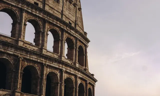 Il Colosseo, con i suoi imponenti archi, fa immaginare quanti posti aveva per accogliere migliaia di spettatori.