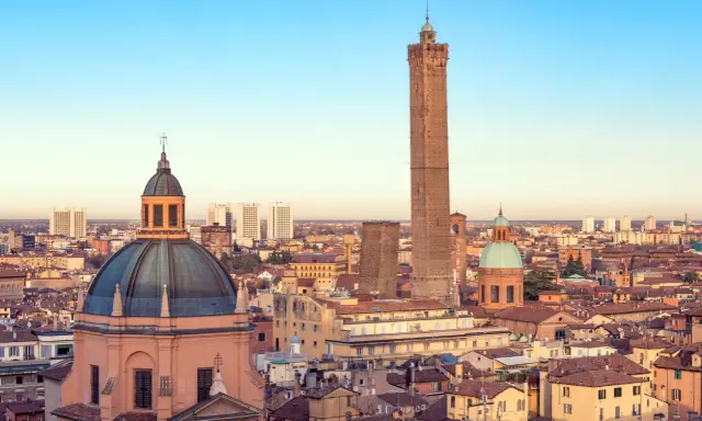 Torri e cupole dominano lo skyline di Bologna, città famosa per la sua architettura medievale e le sue torri iconiche.