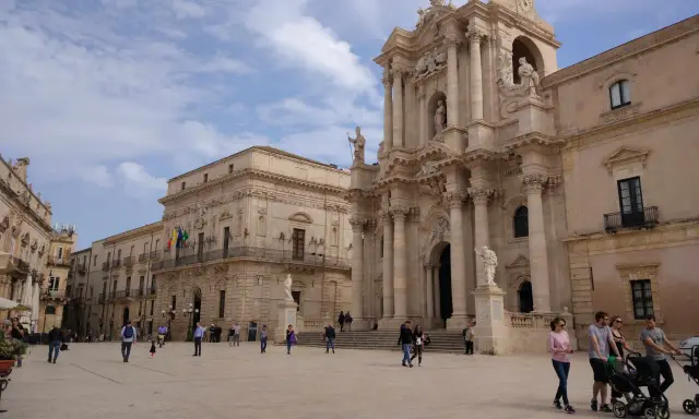 Piazza Duomo a Siracusa, con la cattedrale barocca e il palazzo senatorio. Un luogo perfetto per iniziare a capire come arrivare a Siracusa e godersi la Sicilia.