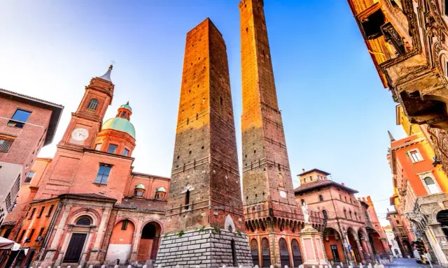 Le Due Torri e la Basilica di San Petronio, icone di Bologna, sono imperdibili per chi cerca cosa visitare Bologna.
