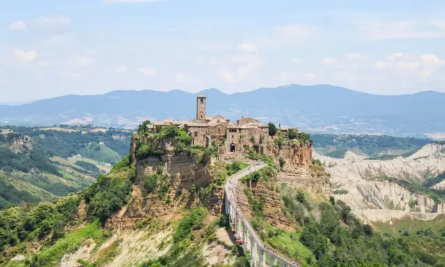 Civita di Bagnoregio, un borgo arroccato su una rupe, perfetto per le gite di 1 giorno da Roma.