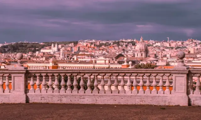 Vista panoramica di Roma con cupole e tetti, ideale per sapere dove vedere il tramonto a Roma.