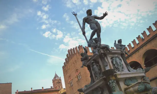 Fontana del Nettuno, simbolo di Bologna. Ideale per chi cerca dove alloggiare a Bologna, vicino a monumenti e portici.