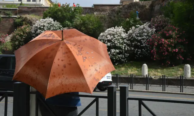Ombrello arancione bagnato dalla pioggia, un'idea per cosa vedere a Roma se piove: musei e gallerie d'arte.