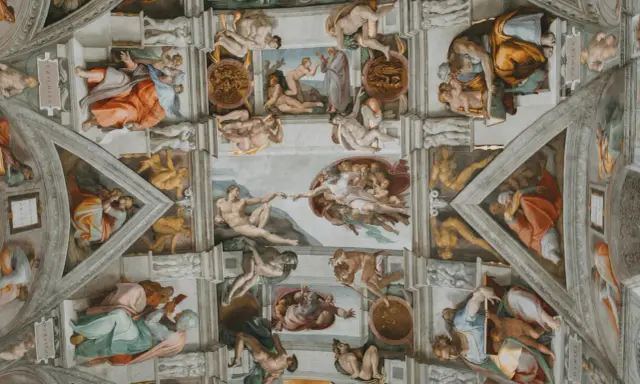 Dettaglio della volta della Cappella Sistina di Michelangelo, con la Creazione di Adamo al centro e profeti e sibille ai lati.