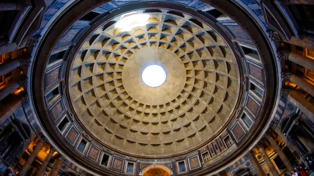 La cupola del Pantheon, una chiesa maestosa, con il suo oculo che illumina la struttura a cassettoni.