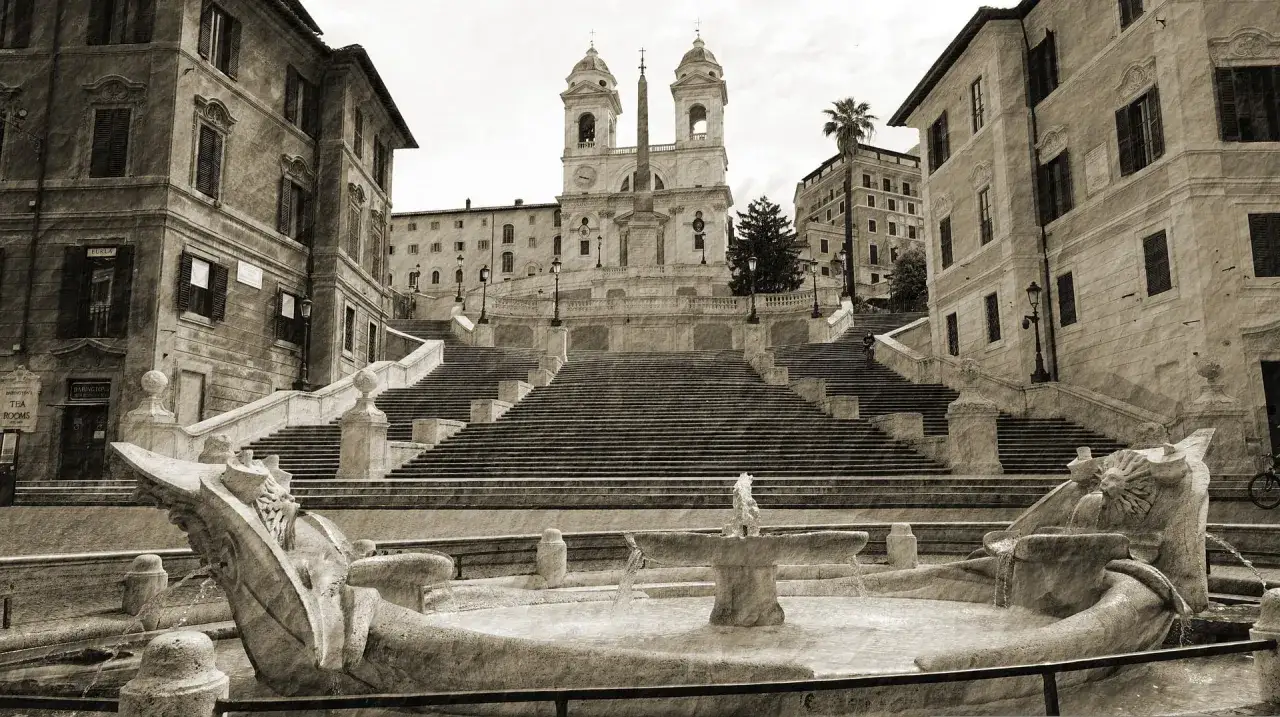 Fontana della Barcaccia e scalinata di Trinit&agrave; dei Monti, un luogo iconico. Si chiama Piazza di Spagna per la vicinanza all'ambasciata spagnola.