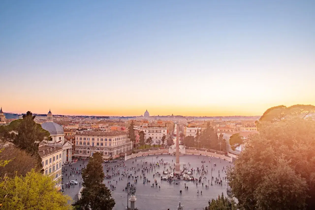 Piazza del Popolo a Roma, con l'obelisco e la cupola di San Pietro in lontananza, uno dei monumenti famosi a Roma.