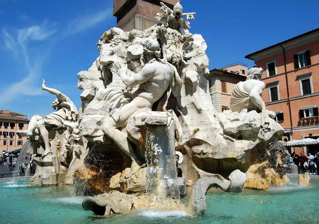 Fontana dei Quattro Fiumi di Bernini in Piazza Navona, Roma, con le sue maestose statue che sembrano animate dall'acqua.