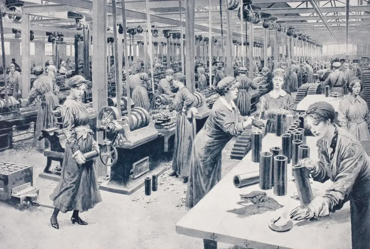 La fabbrica delle ragazze: donne al lavoro tra macchinari e tubi metallici, un'immagine d'epoca che evoca la forza lavoro femminile.