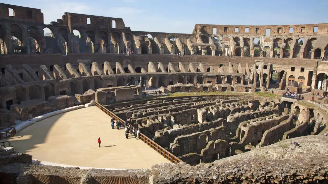 L'interno del Colosseo, con la sua arena e le gradinate che fanno immaginare quanti posti aveva il Colosseo per accogliere migliaia di spettatori.