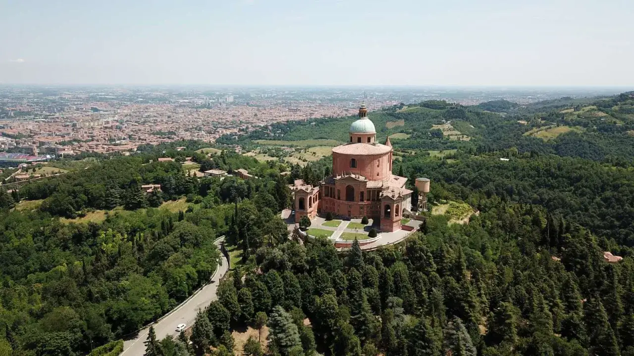 Santuario della Madonna di San Luca, uno dei principali colli bolognesi cosa vedere, domina la citt&agrave; con la sua architettura imponente.