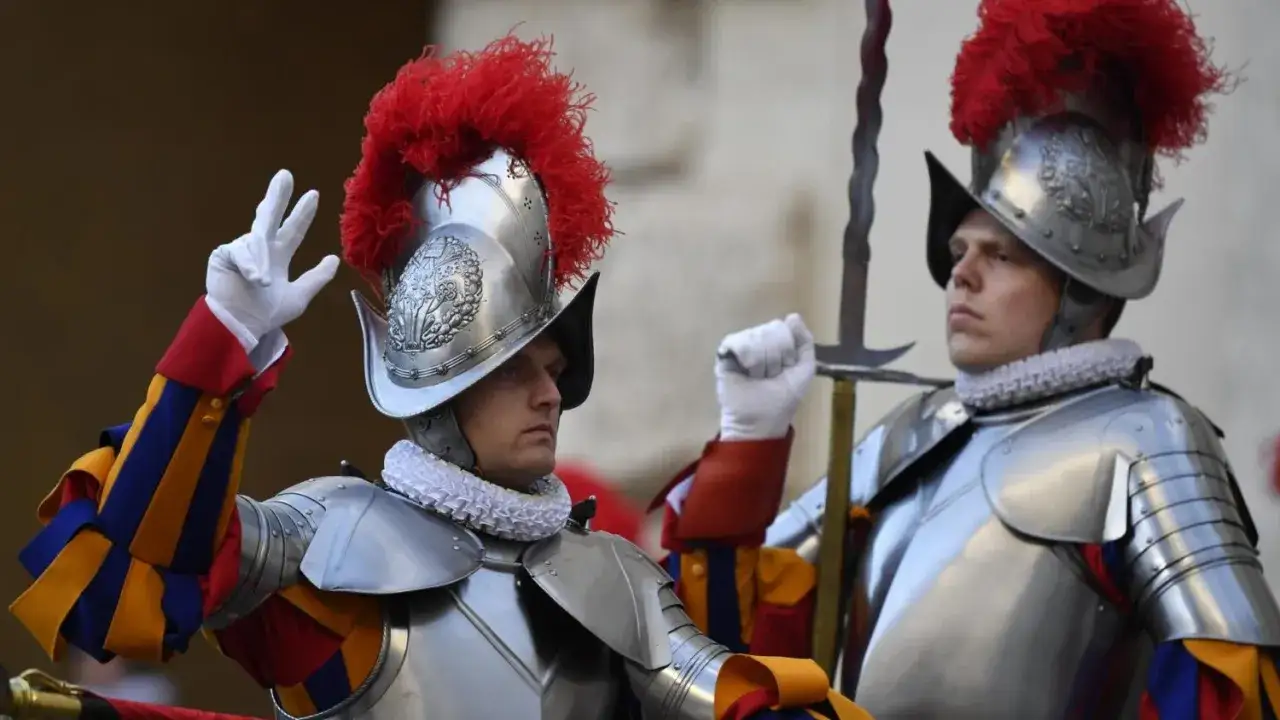 Guardie svizzere in armatura, con piume rosse sul cappello. Forse è per questo che le guardie svizzere non si possono sposare: la loro dedizione è totale.
