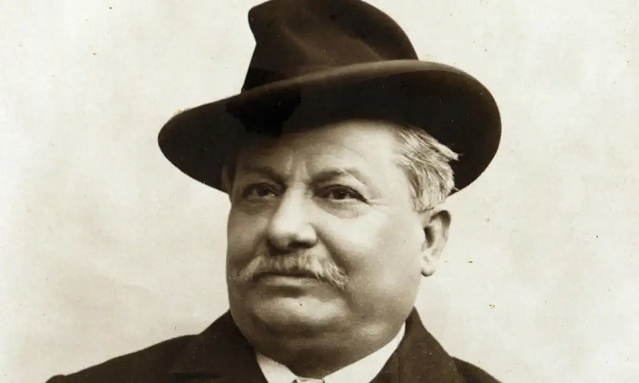 Ritratto di un uomo con cappello, baffi e giacca. Forse l'ultimo sogno di Pascoli.