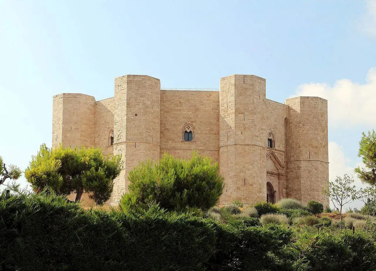 Castel del Monte, un maniero ottagonale circondato da una vegetazione lussureggiante, avvolto dalla leggenda.