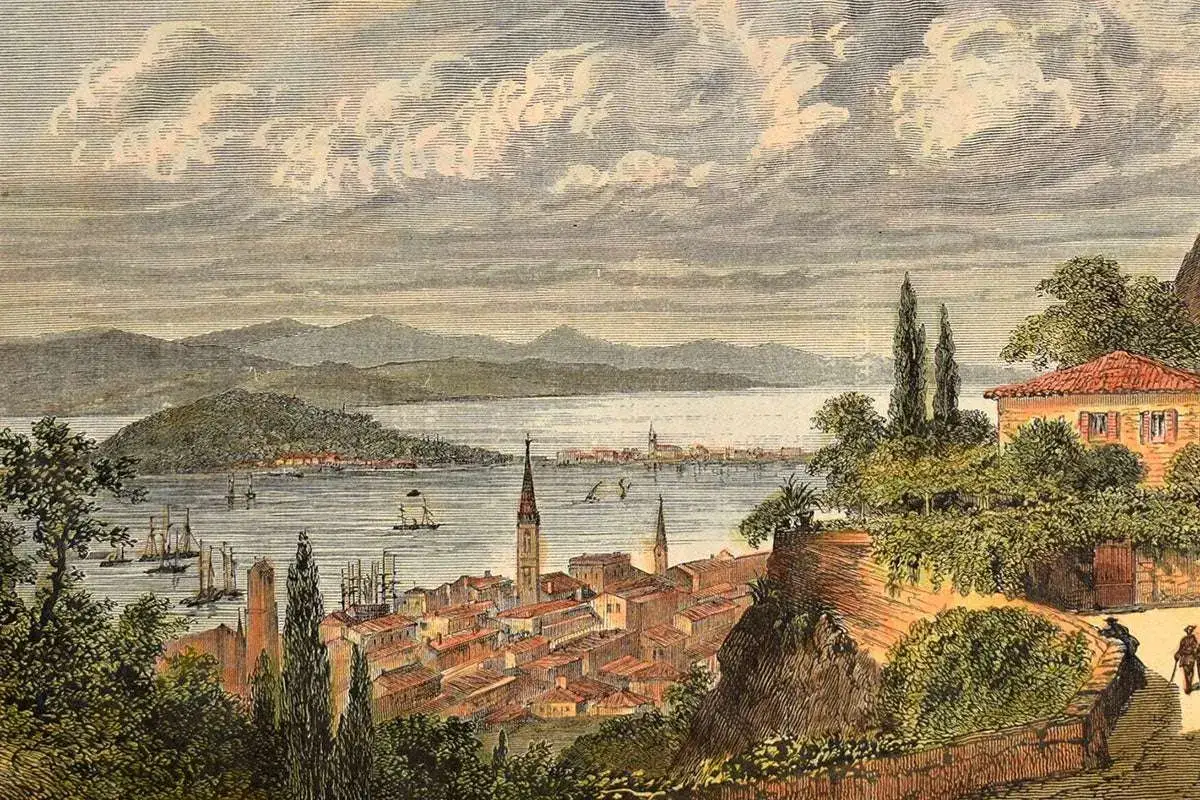 Vista di una città costiera con vele, montagne sullo sfondo e una casa con tetto rosso. Un sentiero conduce verso la città, evocando un senso di enjambement a Zacinto.