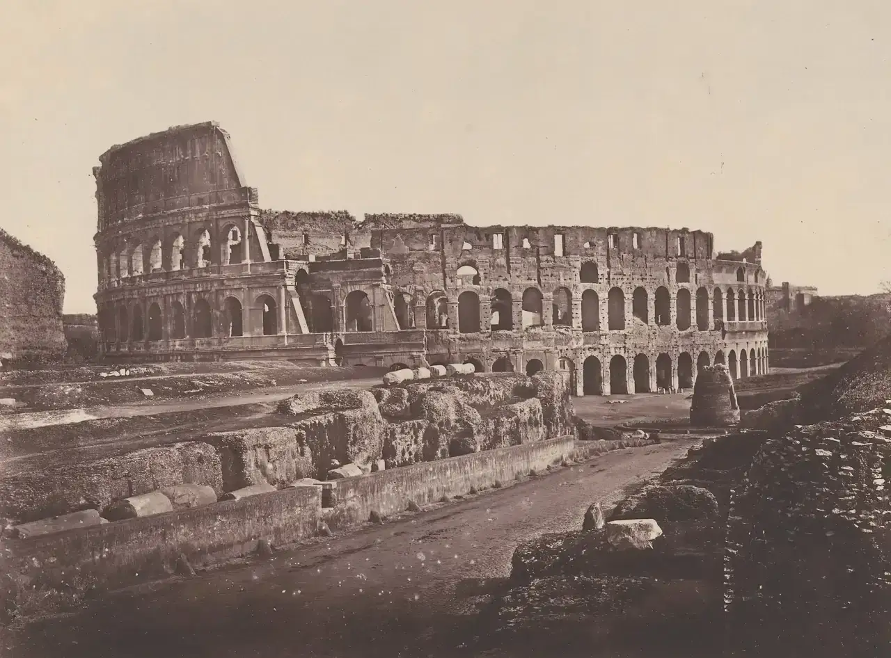 Il Colosseo, maestoso e in rovina, mostra la sua grandezza storica. Un'istantanea del Colosseo prima e dopo il tempo.