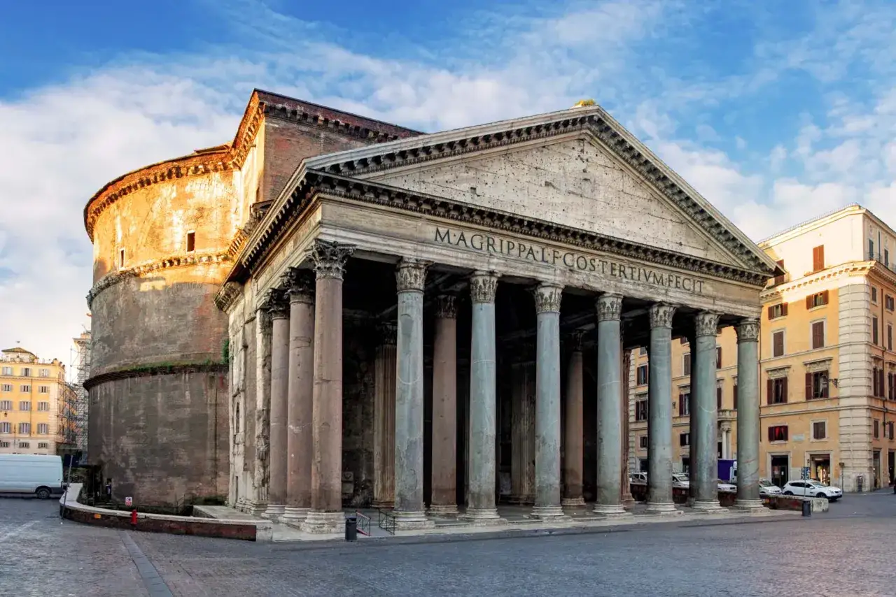 Il Pantheon di Roma, con la sua imponente facciata colonnata. Sopra le colonne, si legge chiaramente cosa c'&egrave; scritto sul Pantheon: 
