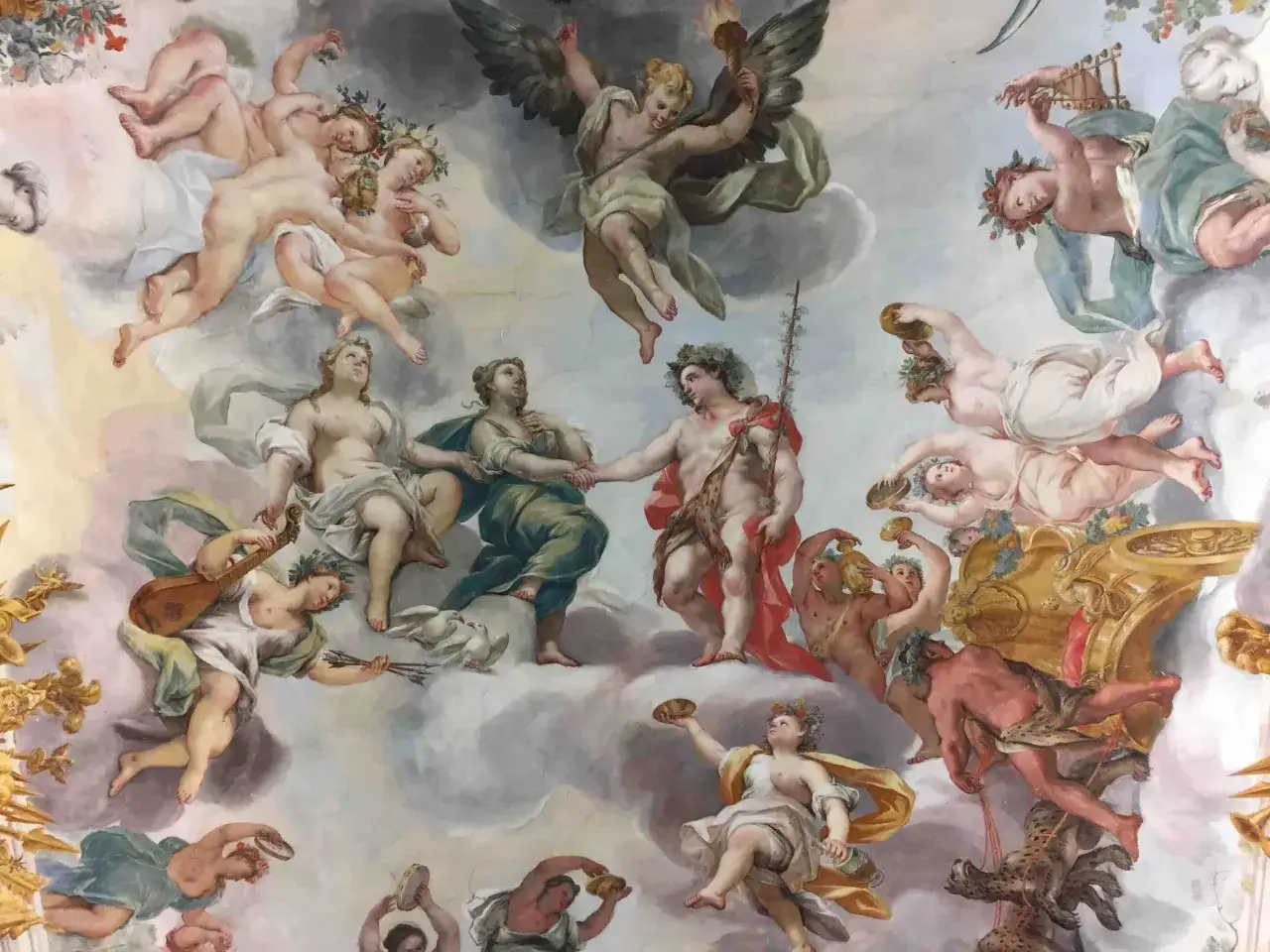 Un affresco barocco celebra il trionfo di Bacco e Arianna, con figure mitologiche, putti e simboli di gioia e abbondanza.