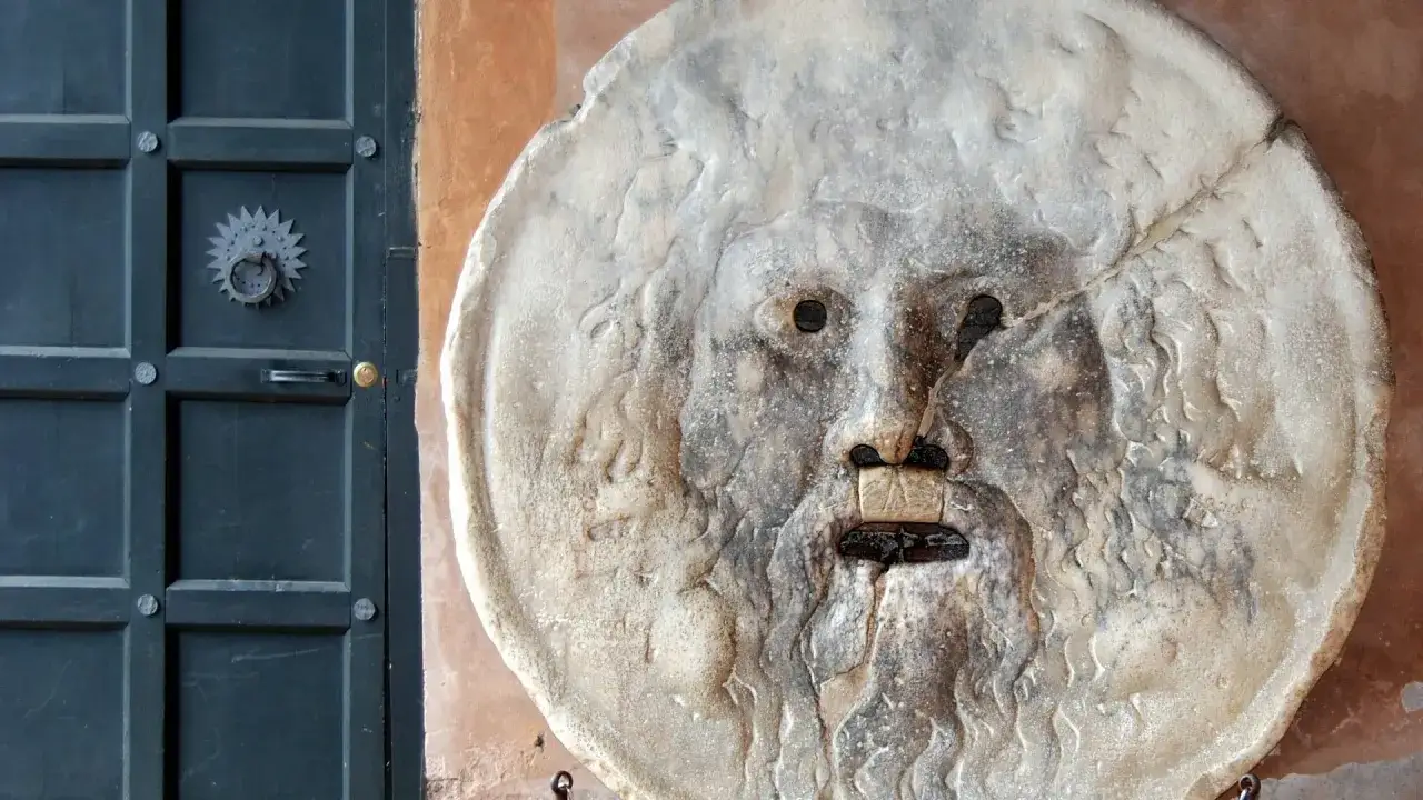 La Bocca della Verità, un'antica maschera di marmo, sembra pronta a giudicare chiunque osi mentire. Il suo significato è legato alla giustizia e alla sincerità.
