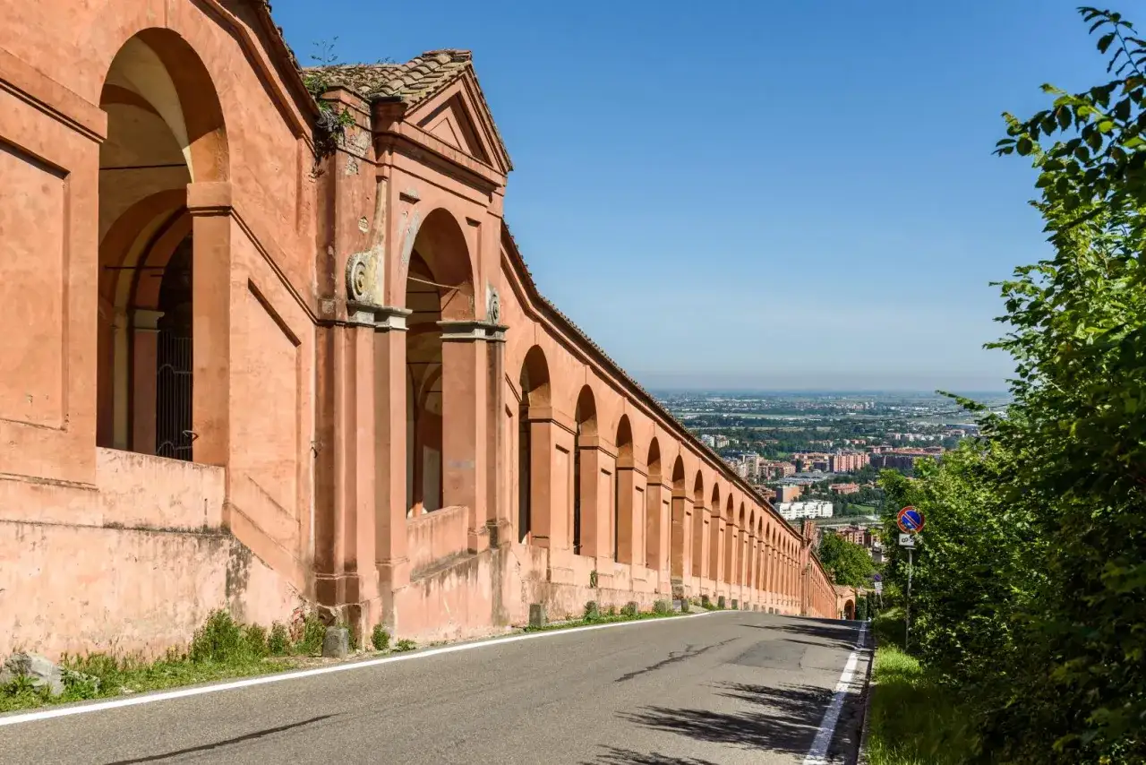 Portico di San Luca, simbolo di per cosa &egrave; famosa Bologna, si estende verso la citt&agrave;.