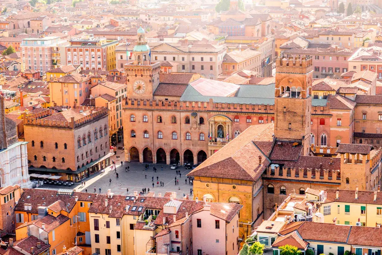 Vista aerea di Bologna con i suoi tetti rossi e torri. Perfetto per scoprire dove alloggiare a Bologna, tra palazzi storici e piazze animate.