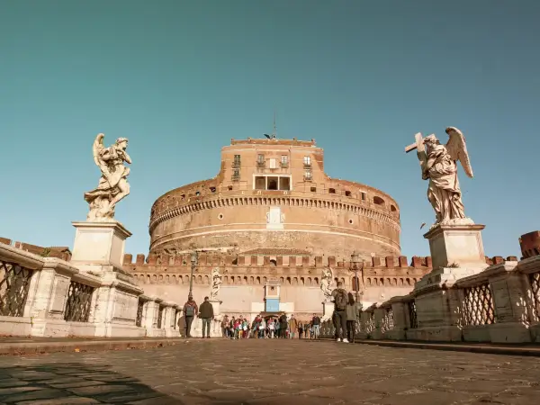 Ponte Sant'Angelo con statue di angeli e Castel Sant'Angelo, un tempo prigioni, sullo sfondo.
