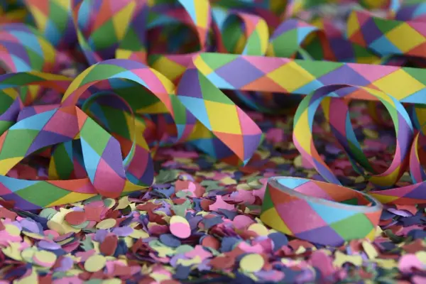 Nastrono colorato e coriandoli, perfetti per quando si festeggia Carnevale con allegria e divertimento.