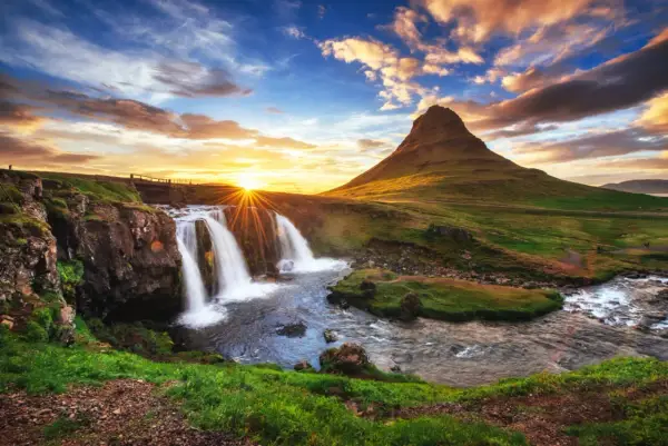 Cascata islandese al tramonto, un dialogo silenzioso tra la natura e l'anima di un islandese.
