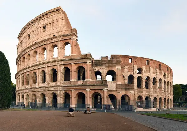 Il Colosseo come era, maestoso anfiteatro romano con le sue arcate imponenti, testimone di epoche passate.